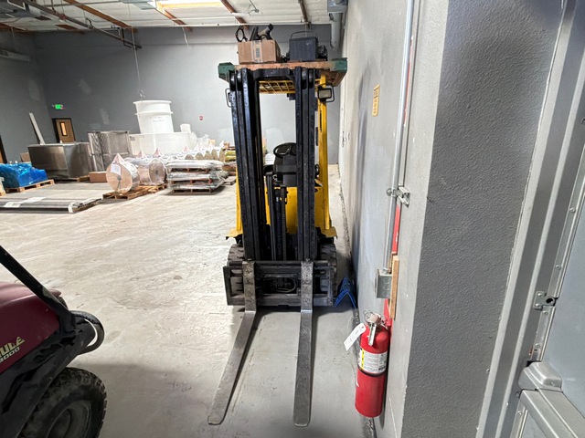 2002 Hyster H30XM 2850 lb Forklift (Inoperable)