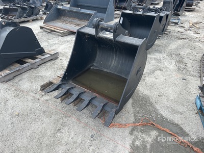 36 in Digging Excavator Bucket