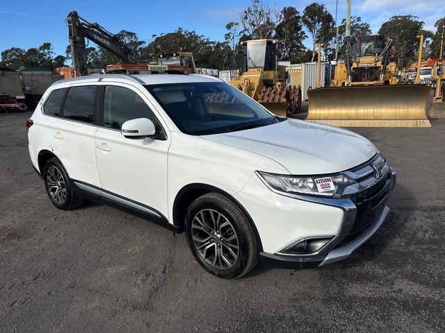 2017 Mitsubishi Outlander AWD SUV 2017 Mitsubishi Outlander AWD SUV