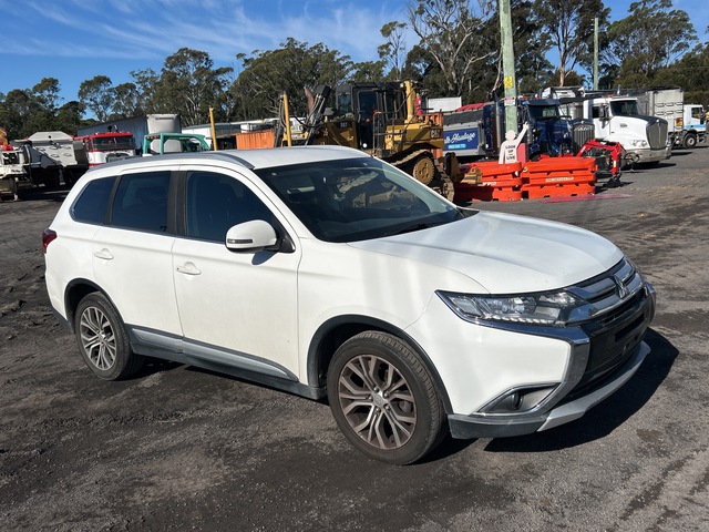 2017 Mitsubishi Outlander AWD SUV 2017 Mitsubishi Outlander AWD SUV