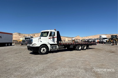 2009 Freightliner Columbia Ciężarówka z płaską platformą