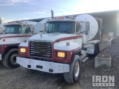 1999 Mack RD690S 6x4 Camion malaxeur
