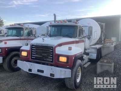 1999 Mack RD690S 6x4 شاحنة خلاط