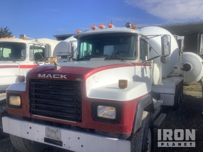 1999 Mack RD690S 6x4 شاحنة خلاط