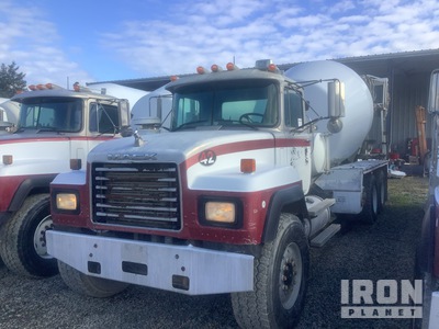 1999 Mack RD690S 6x4 Camion hormigonera