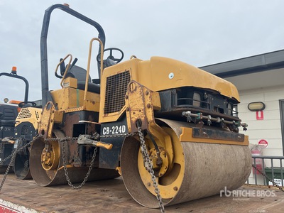 2001 Cat CB-224D Compacteur à double bille