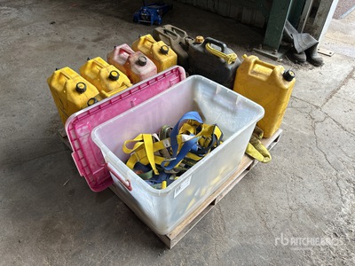 Quantity of Fuel Cans, Slings & Fall Harness Varios otros