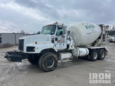 2002 International PayStar 5600i 6x4 Camion hormigonera