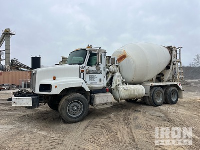 2000 International PayStar 5600i 6x4 ミキサートラック