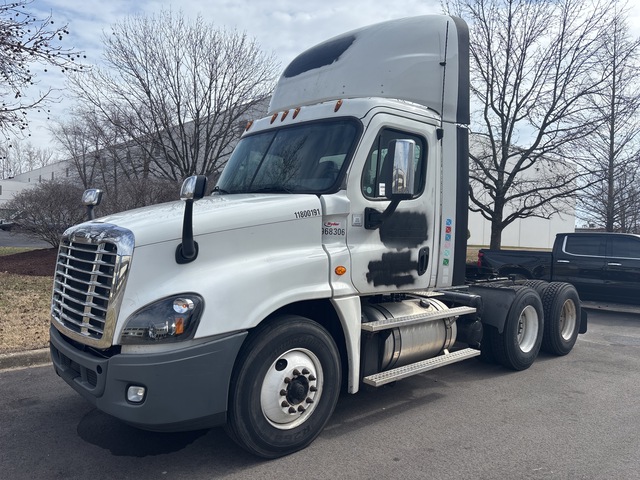 2018 Freightliner Cascadia 125 6x4 T/A Day Cab Truck Tractor