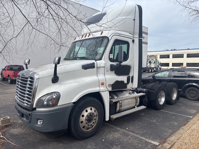 2018 Freightliner Cascadia 6x4 T/A Day Cab Truck Tractor (Inoperable)