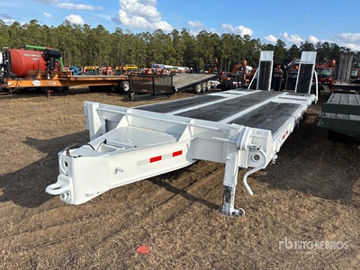 2013 Interstate 30 ft T/A Equipment Trailer