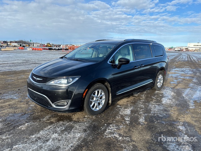 2C4RC1EG5HR643519 Chrysler Pacifica Photo 1