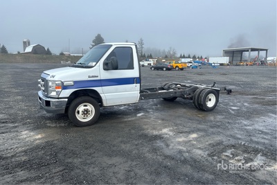 2018 Ford E-350 4x2 Cab and Chassis