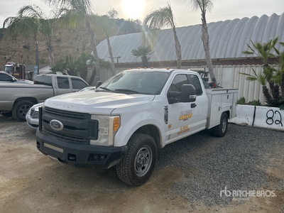 2017 Ford F-350 XL 4x2 Extended Cab Camión Utilitario