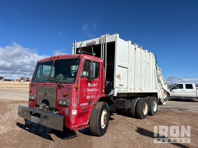 1993 Peterbilt 320 6x4 Rear Loader شاحنة جمع النفايات