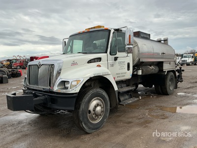 Etnyre Ct-1040 2000 gal on 2003 International 7300 4x2 Asphalt Distributor Truck