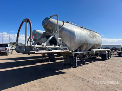 2015 Southern Welding 1000 cft T/A Pneumatic Bulk Trailer