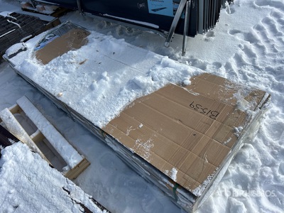 Quantity of (30) 94.5 in x 5.5 in Waterproof Outdoor Composite Plank Revêtements de sol (Unused)