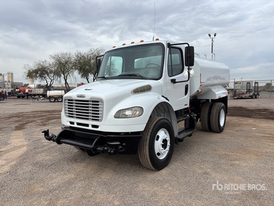 2011 Freightliner M2 106 2000 gal 4x2 散水車