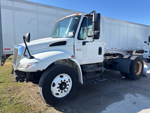 2003 International 4400 4x2 S/A Day Cab Truck Tractor