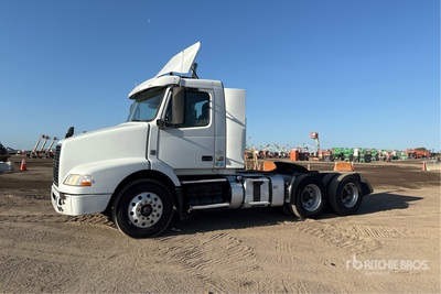 2016 Volvo VNM200 6x4 Cabeza Tractora Cabina Corta