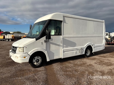 2013 Isuzu NPR Fourgon à étages