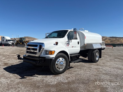 2004 Ford F-650 XL 2000 gal 4x2 شاحنة مياه
