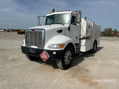 2010 Peterbilt 335 4x2 Kraftstoff- / Schmiermittel Lkw