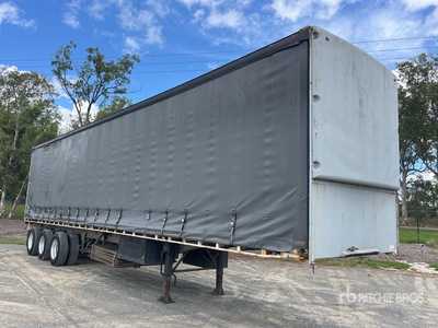 1984 Fruehauf 13.3 m Tri/A Curtain Side Trailer