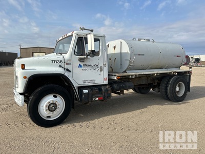 1985 International 1955 1500 gal 4x2 Water Truck