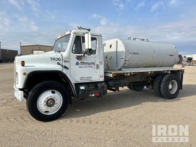 1985 International 1955 1500 gal 4x2 S1900 散水車