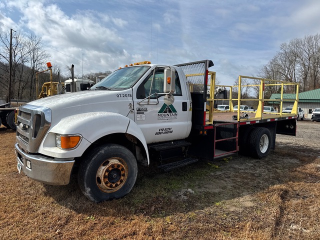 2007 Ford F-650 Super Duty 4x2 Flatbed Truck