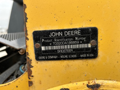 2010 John Deere 320D Ładowarka o sterowaniu burtowym (Inoperable)