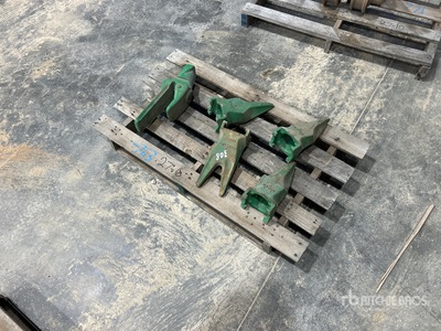 Quantity of (1) Esco V-39 Adapter and (5) Teeth