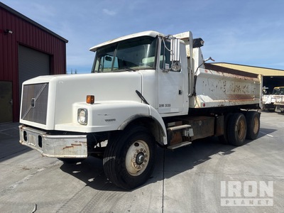 2001 Volvo WG 6x4 T/A Camión dumper