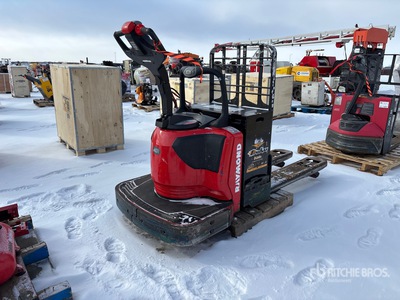 2015 Raymond 8410 8000 lb Electric Gato de bandeja