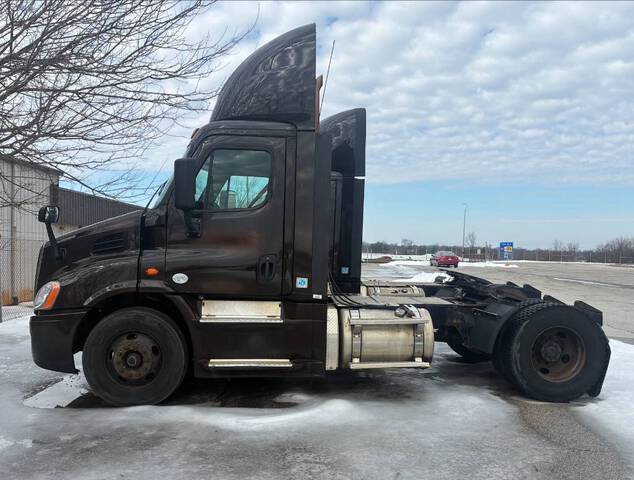 2017 Freightliner Cascadia 113 S/A Day Cab Truck Tractor (Inoperable)
