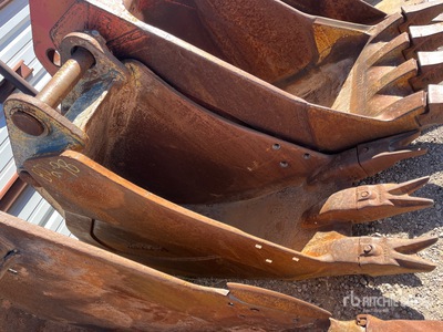 Komatsu 22 in Digging Excavator Bucket - Fits Komatsu PC-220