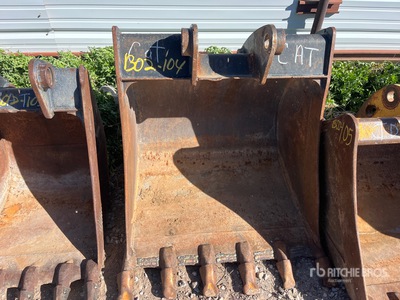 33 in Digging Excavator Bucket