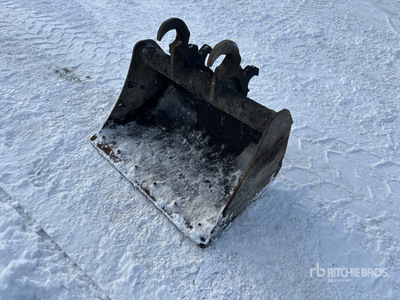 34 in Q/C Cleanup Excavator Bucket - Fits Takeuchi TB235