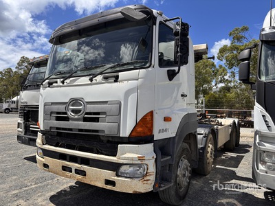 2013 Hino FY 8x4 Hooklift Truck
