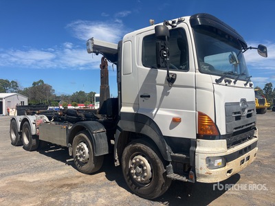 2013 Hino FY 8x4 Hooklift Truck