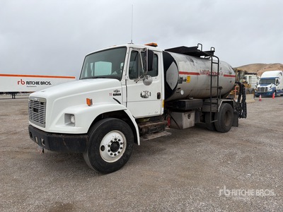 Rosco 3900 gal on 2003 Freightliner FL 70 4x2 Asphalt Distributor Truck