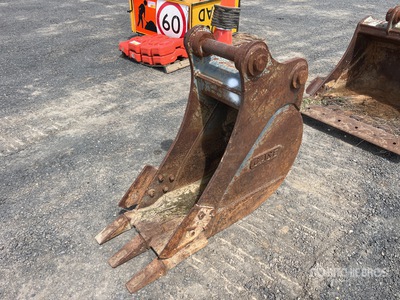 Case 400 mm Q/C Digging Excavator Bucket - Fits 10 - 15 ton