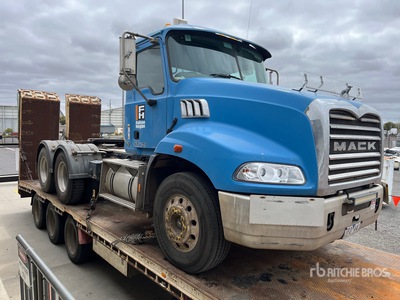 2008 Mack CMMT Ciągnik siodłowy z kabiną dzienną Tri/A
