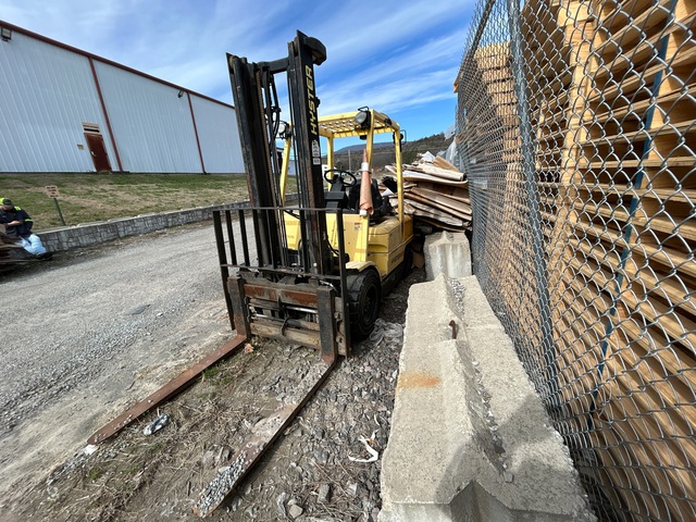 2003 Hyster H65XM 5850 lb Pneumatic Tire Forklift (Inoperable)