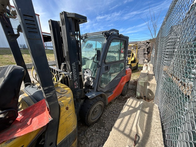 2015 Toyota 8FGU30 4750 lb Pneumatic Tire Forklift (Inoperable)