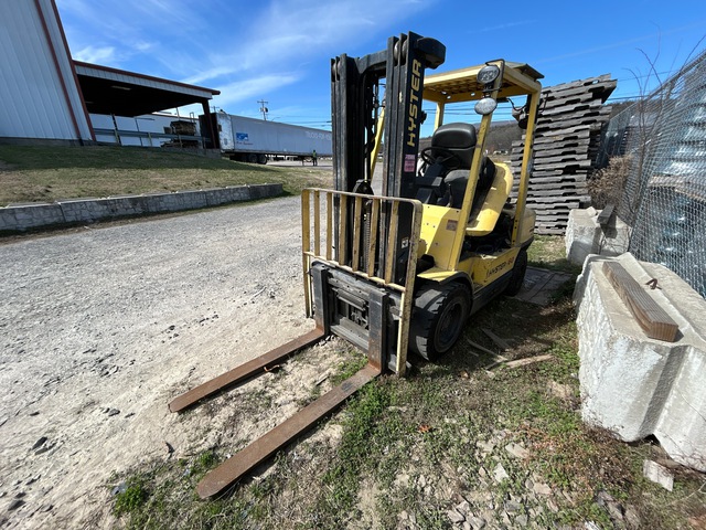 2001 Hyster H60XM 5300 lb Pneumatic Tire Forklift (Inoperable)