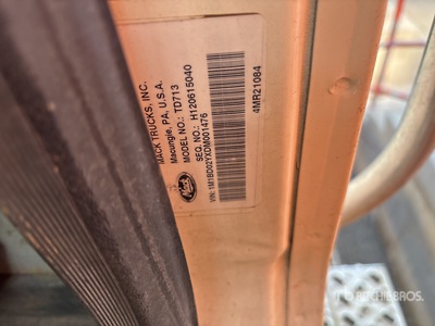 2013 Mack TD713 تراكتور شاحنة نهارية (ثنائية المحور)